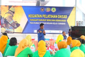 Ibu PIPAS dan Warga Binaan Rutan Kelas I Surabaya Latihan Penanganan Kebakaran