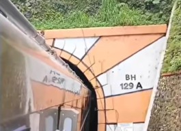Viral Video Kereta Api SSNG Kesulitan Masuk Terowongan Mrawan Jember