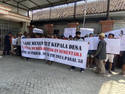 Puluhan Warga Geruduk Balai Desa Badegan Ponorogo, Tuntut Pemecatan Kasun