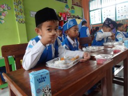 Ribuan Siswa Tulungagung Mulai Terima Makan Bergizi Gratis