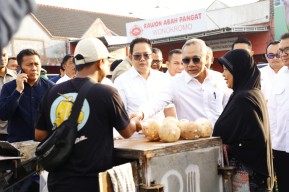 Pj Gubernur Jatim Janji Harga Pangan Segera Stabil, Menko Zulhas: Kami Apresiasi
