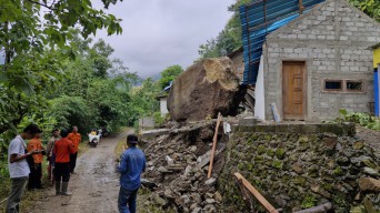 Longsor di Ponorogo, Batu Raksasa Hancurkan Rumah Warga