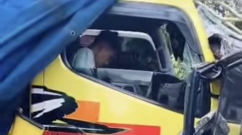 Truk dan Kijang Adu Banteng di Sampang, 2 Balita Tewas