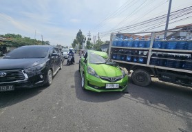 Truk Muat Galon Tabrak Mobil saat Mundur Keluar dari Minimarket di Bangkalan