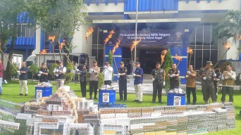 Bea Cukai Sidoarjo Bakar 19 Juta Batang Rokok Ilegal