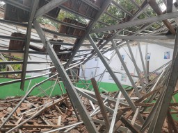 Atap Kelas SDN Curah Nongko 3 Jember Ambruk, Siswa Belajar di Ruang Mirip Gudang