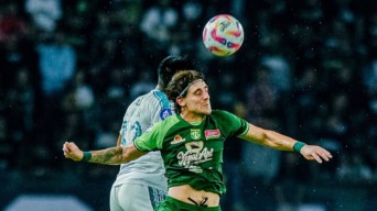Persebaya Surabaya Akhirnya Menang, Bonek Puji Penampilan Tumbas di Posisi Barunya