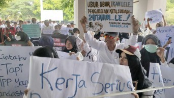 Ratusan Pegawai Honorer Geruduk Kantor DPRD Bangkalan, Tuntut Kenaikan Gaji
