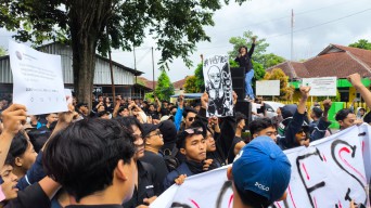 Mahasiswa Jember Demo di Kantor DPRD, Tolak 3 Kebijakan Pemerintah
