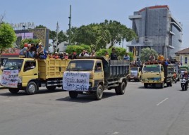 Puluhan Sopir Dumptruk Demo Kantor Pemkab Jember, Tak Terima atas Putusan Bupati