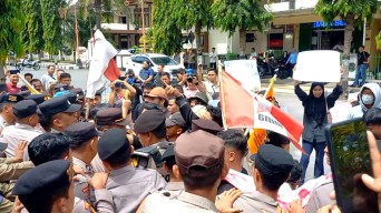 Demo Tolak MBG di Trenggalek Diwarnai Cekcok-Saling Dorong Mahasiswa dan Polisi
