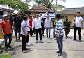 Hari Pertama Kerja, Wabup Gresik Tinjau Sekolah Rusak dan Sanitasi Rumah Warga