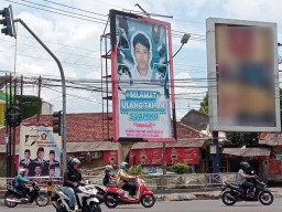 Aksi Pria Tabrakkan Diri, Baliho Selamat Ulang Tahun, Rusak Lingkungan