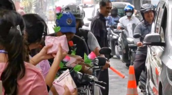 Siswa SMAK Untung Suropati Sidoarjo Bagikan 200 Nasbucin di Hari Valentine