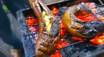 Terong Bakar Sambal Terasi, Favorit Warga Sidoarjo di Musim Hujan
