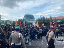 Demo di DPRD Jatim Ricuh, Mahasiswa Klaim 5 Rekan Hilang