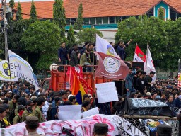 Demo Mahasiswa Ricuh, Sekretaris DPRD Jatim Telpon Mayor Teddy