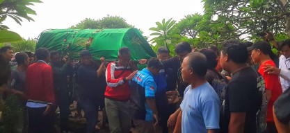 Sang Legenda Bejo Sugiantoro Dimakamkan di TPU Geluran Sidoarjo