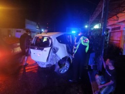 Tabrak Pohon, Pengemudi Honda Jazz di Tulungagung Tewas