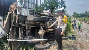 Terobos Palang Pintu, Sopir Truk di Jember Tewas Dihantam KA Logawa