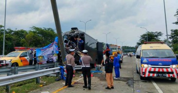 Bus Brimob Rombongan SMAN 1 Porong Sidoarjo Kecelakaan di Exit Tol Purwodadi