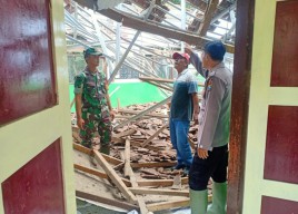Atap Ruang Kelas SDN Curah Nongko 3 Jember Ambruk