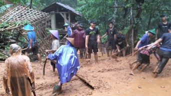 Tanah Longsor Terjang Rumah Warga di Arjosari Pacitan