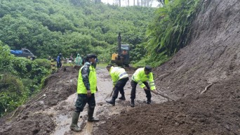 Polres Malang Kirim Tim Tanggap Bencana Tangani Longsor di Jalur Wisata Bromo