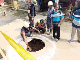 Lubang Misterius Muncul di Jalan Wilayah Sendang Tulungagung, Bahaya?