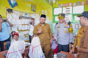 Kapolres dan Bupati Gresik Bagikan 175 Paket MBG pada Siswa SDN 71 Cerme