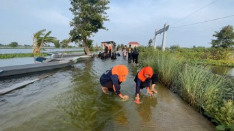 Pelajar Lamongan Gagas Aksi Bersihkan Jalan Ancam Keselamatan Pengendara