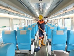 KA di Daop 9 Jember Dibersihkan Tim Khusus, mulai Interior hingga Eksterior