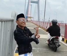 Viral, Pemuda Bikin Konten Joget di Jembatan Suramadu