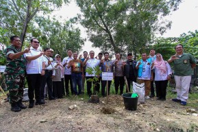 Peringati HPN 2025, PWI Gresik Tanam 400 Pohon di Kelurahan Ngargosari