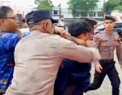 Polisi Surabaya Diperiksa Propam, Dugaan Pemukulan saat Demo Mahasiswa