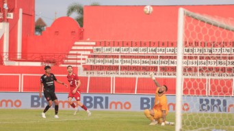 PSM Makassar Keluhkan Lapangan Stadion Soepriadi Blitar Kandang Arema FC