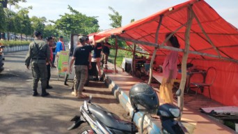 Satpol PP Ponorogo Tertibkan PKL di Jalan Suromenggolo, Sita 1 Gerobak dan 7 Tenda