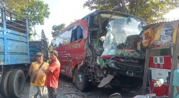 Truk Gandeng Tabrak Bus di Jember, 3 Orang Dilarikan ke Rumah Sakit