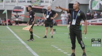 Asisten Pelatih Persebaya Uston Nawawi Kenang Bejo Sugiantoro