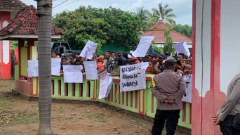 Diduga Uang Pajak Digelapkan, Warga Sanenrejo Jember Unjuk Rasa Kantor Desa