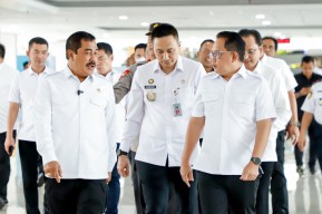 Pj Gubernur Jatim dan Menteri Imigrasi Tinjau Uji Coba Autogate di Juanda