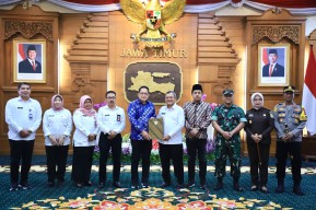 Pj Gubernur Jatim Serahkan SK Perpanjangan Pj Bupati Sampang