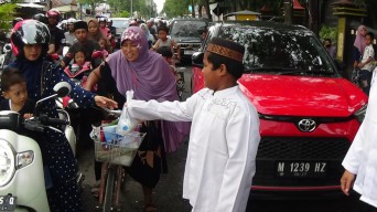Sisihkan Uang Saku, Siswa SD di Bangkalan Bagi 1000 Takjil untuk Pengendara