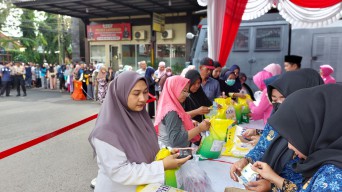 Bazar Murah Polres Lamongan Diserbu Emak-emak, Ludes dalam 2 Jam