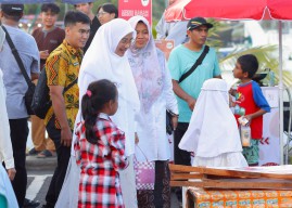 Saat Bupati Banyuwangi Berburu Takjil: Ayo Diet Kantong Plastik!