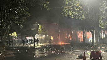 Demo Tolak UU TNI di Kediri Ricuh, Massa Lempar Molotov dan Kembang Api