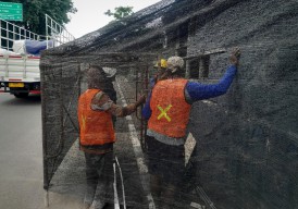 DLH Gercep Perbaiki Dinding Gapura Tugu Selamat Datang Gresik yang Rusak