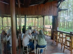 Gapura Cafe dan Resto Jember Penuhi Kebutuhan Anak Yatim serta Berdayakan Warga
