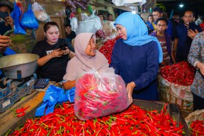 Gubernur Khofifah Imbau Masyarakat Jatim Tak Punic Buying