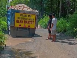 Warga Lamongan Swadaya Perbaiki Jalan Rusak Kedungpring - Mantup